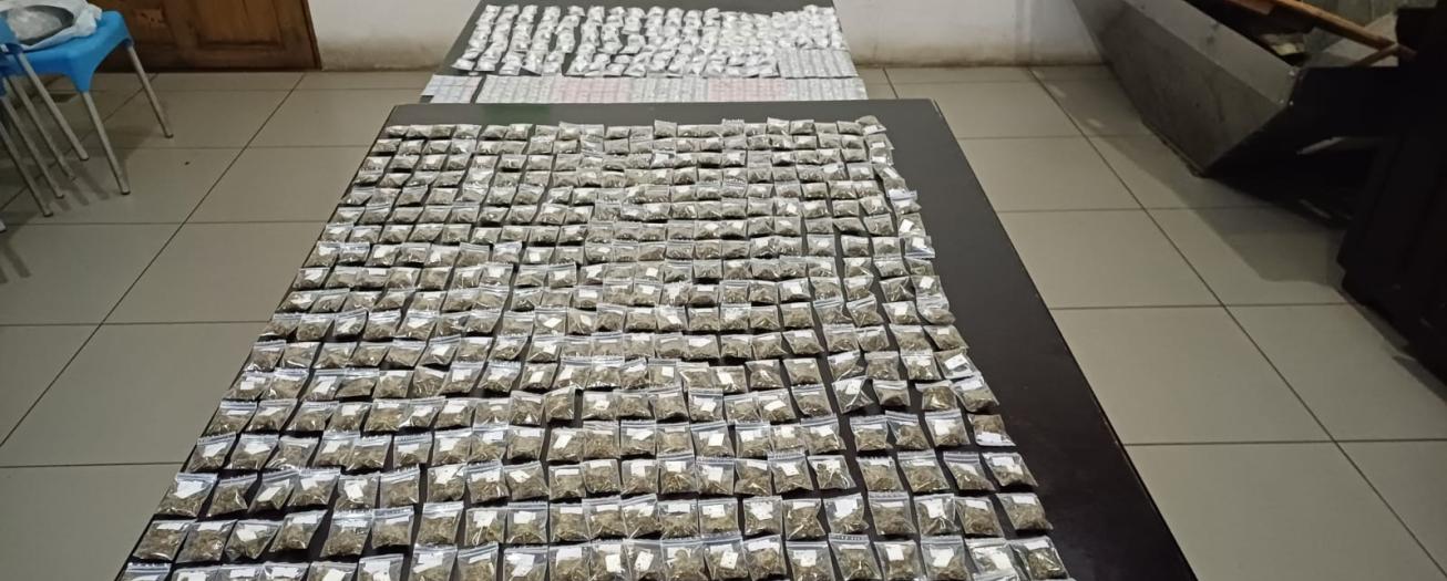Policía detiene a dos personas con más de 800 dosis de distintas drogas 