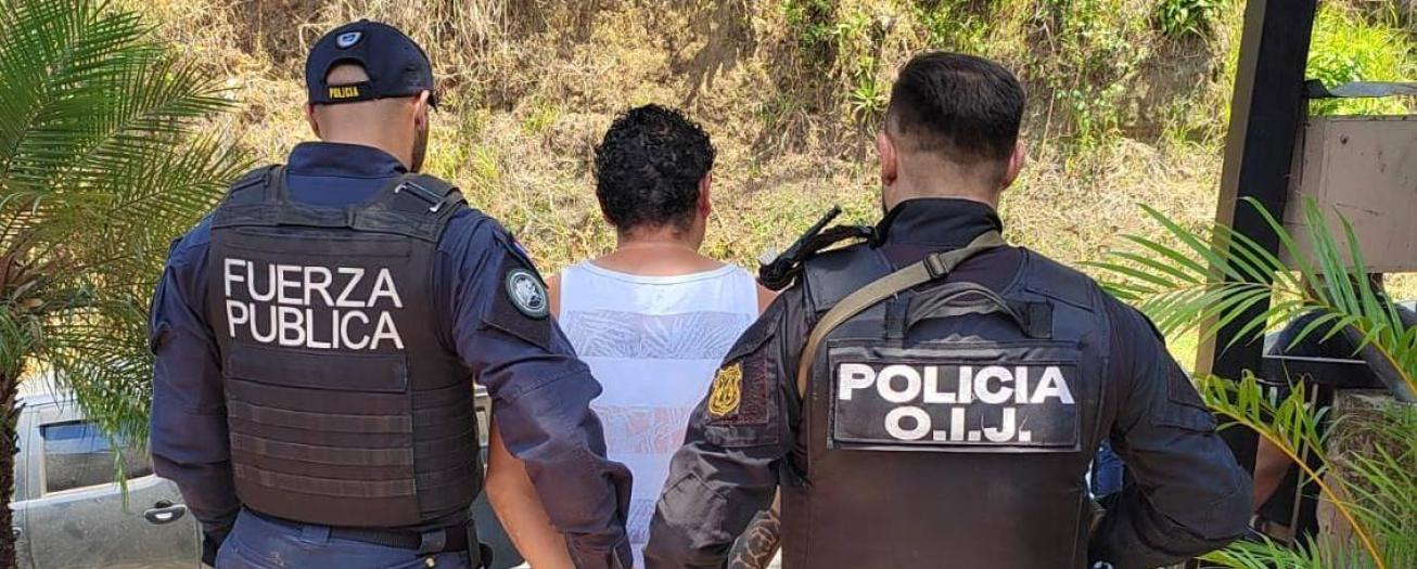 Autoridades allanan presunta venta de drogas y aprehenden a un sospechoso de narcomenudeo