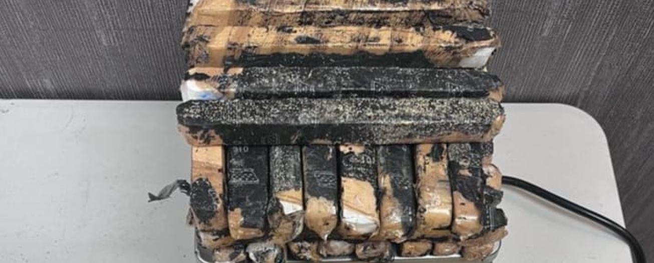 PCD detecta droga oculta en ganchos para ropa, dos personas detenidas 