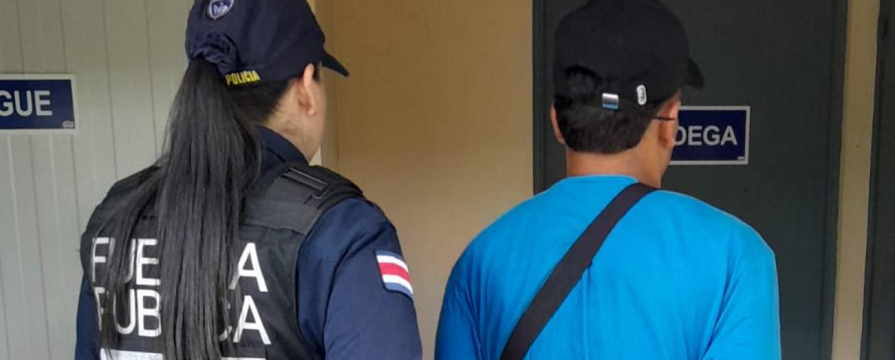 Policía detiene en el parque de Grecia a sujeto con orden de captura por venta de drogas  