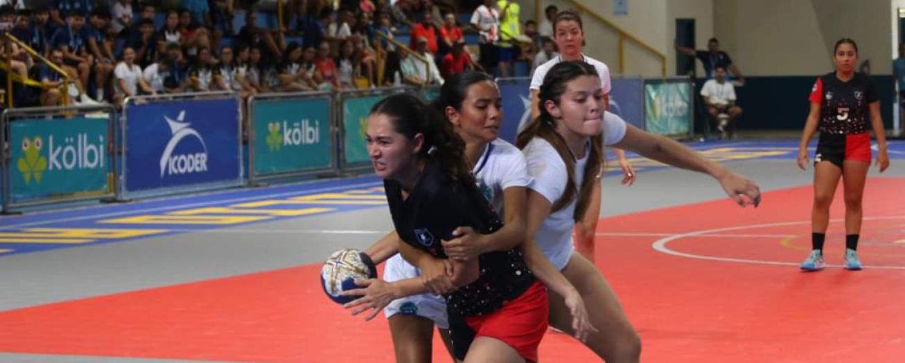REÑIDO JUEGO Y TRIUNFO DE ALAJUELA EN EL BALONMANO FEMENINO