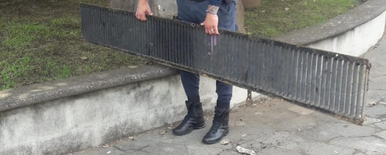 Policía Municipal identifica banda que sustrae tapas y parrillas en vía pública