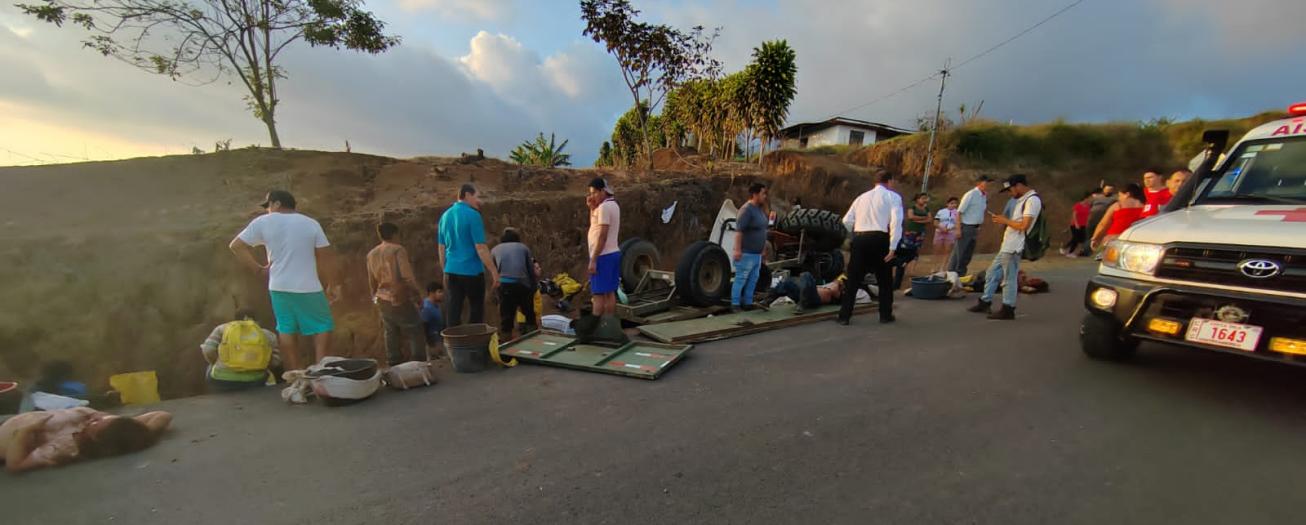 Vuelco de chapulín deja 33 personas heridas en Sabanilla de Sarchí 