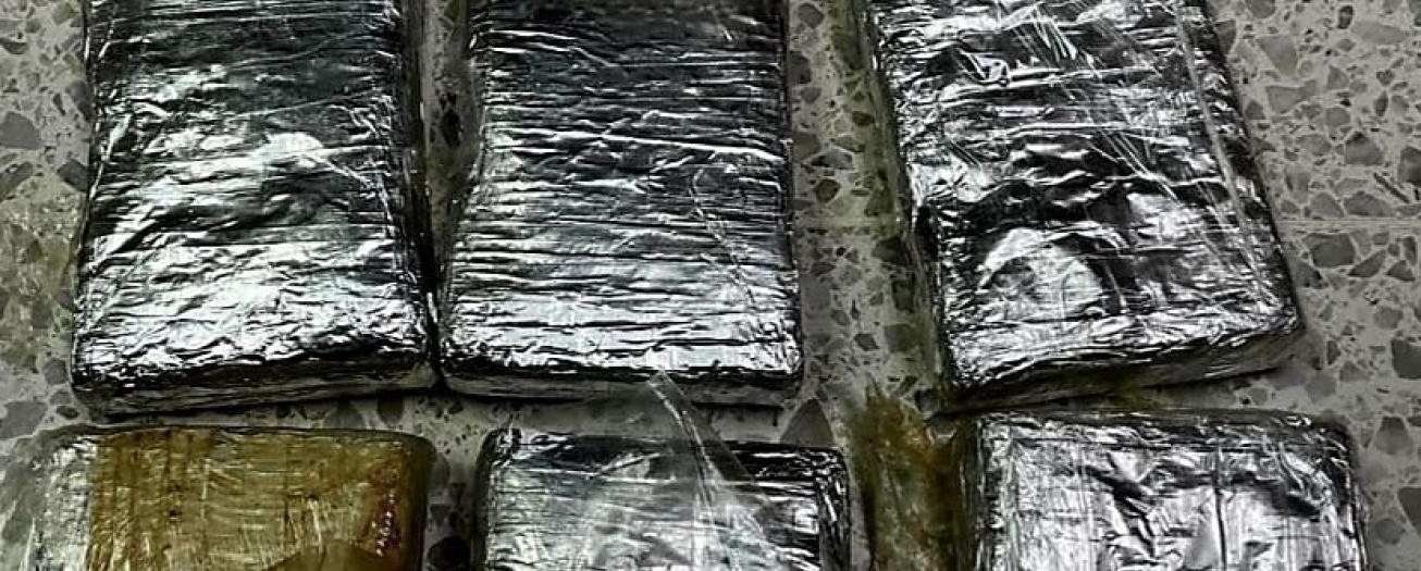 Policías detienen a pasajero con cocaína y metanfetaminas ocultas en maleta 