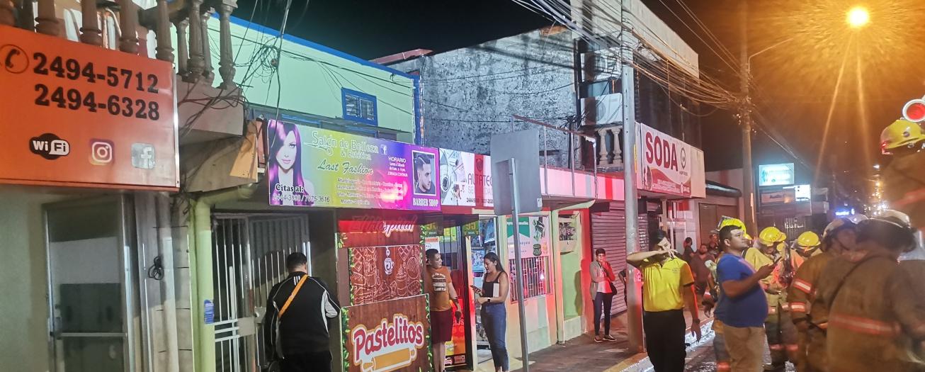 Incendio deja afectación total en salón de belleza 