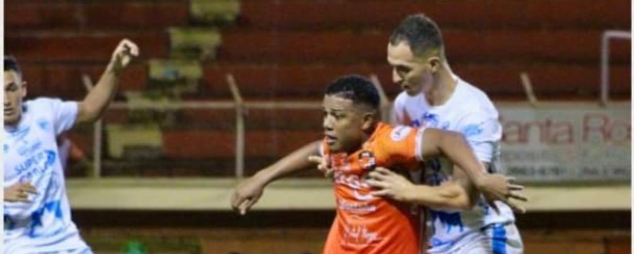 Grecia sigue estancado en el último lugar y San Román da un paso al costado