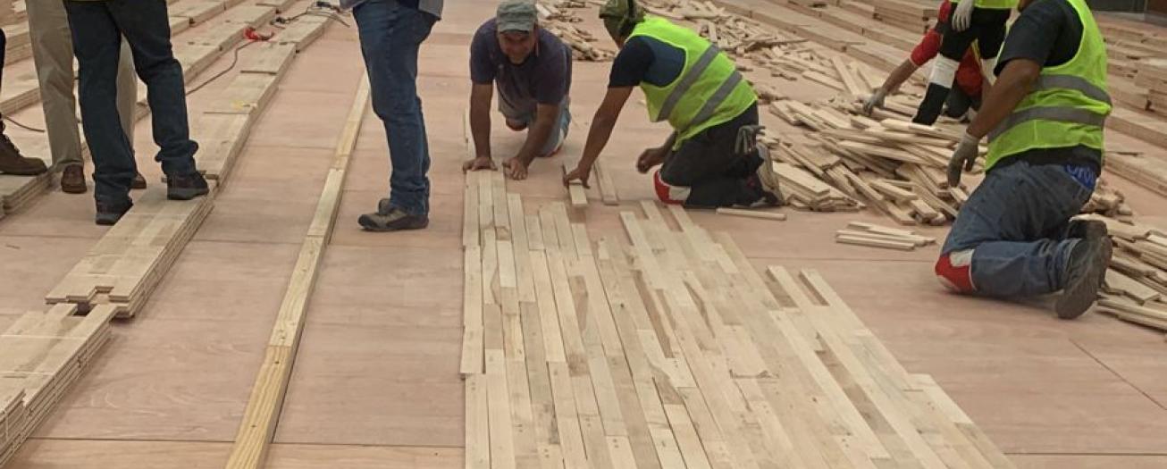 Instalación del piso del gimnasio del “Poli”, ahora sí va en serio
