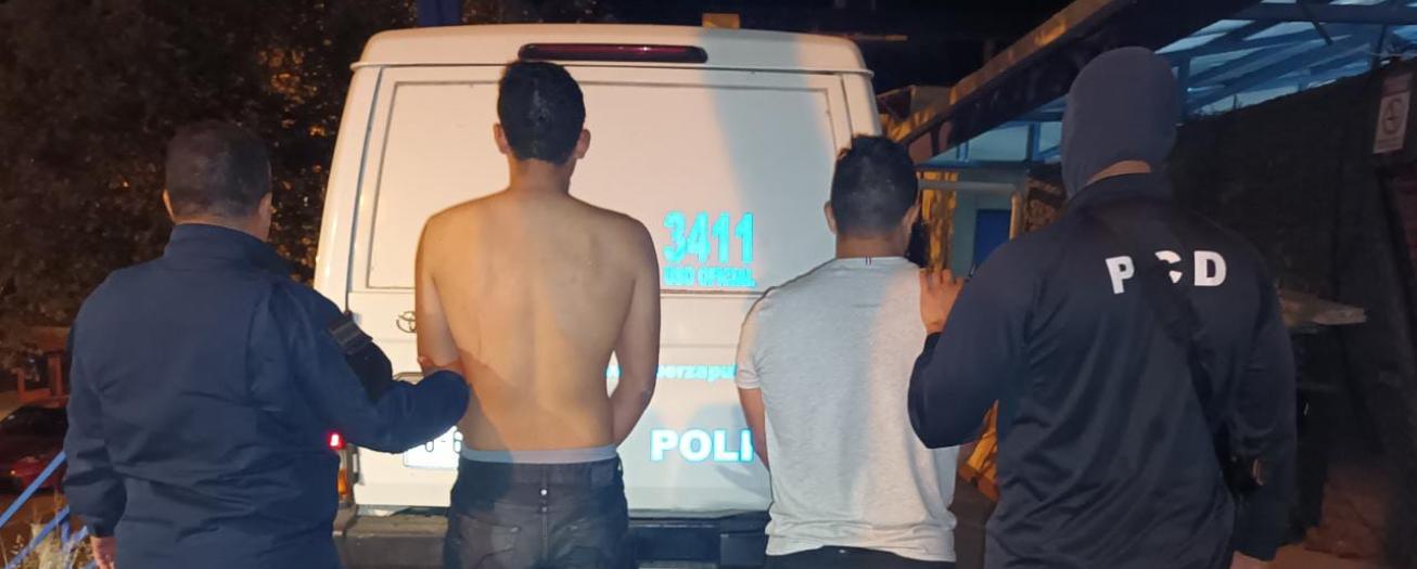 Fuerza Pública de Grecia detiene a dos sujetos con droga y que intentaron huir 