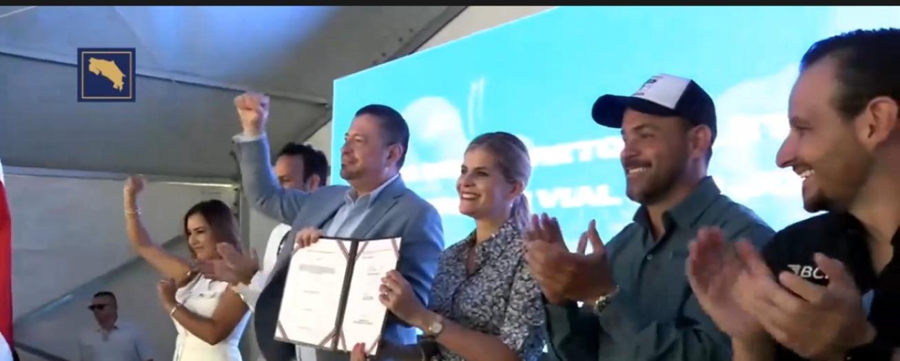 Presidente firma Ley para ampliar el corredor vial San José- San Ramón  
